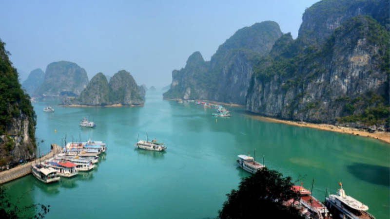1920px-Ha_Long_Bay_on_a_sunny_day.jpg