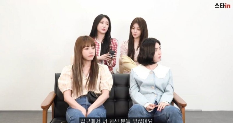 위병소 근무자 사인해주는 브레이브걸스.jpg (1).jpg