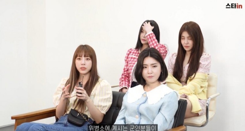 위병소 근무자 사인해주는 브레이브걸스.jpg (2).jpg