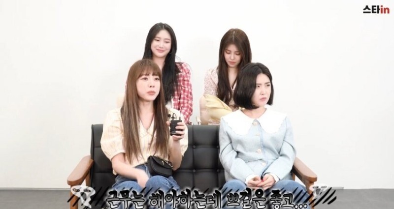 위병소 근무자 사인해주는 브레이브걸스.jpg (3).jpg