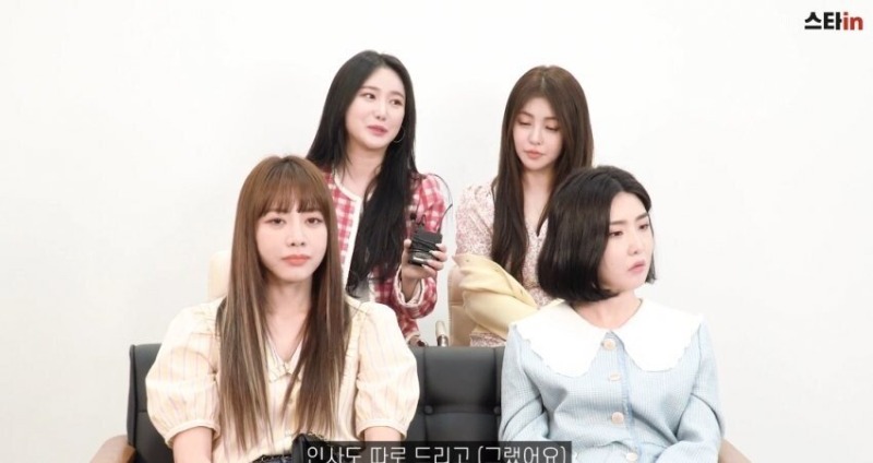 위병소 근무자 사인해주는 브레이브걸스.jpg (4).jpg