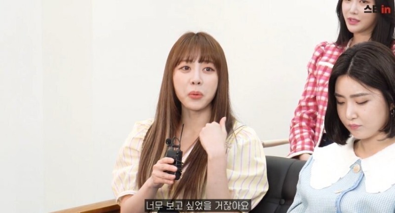 위병소 근무자 사인해주는 브레이브걸스.jpg (5).jpg