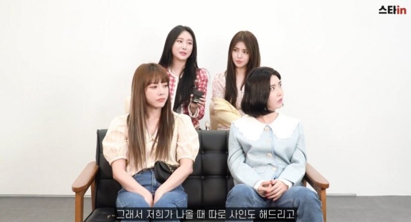 위병소 근무자 사인해주는 브레이브걸스.jpg (6).jpg