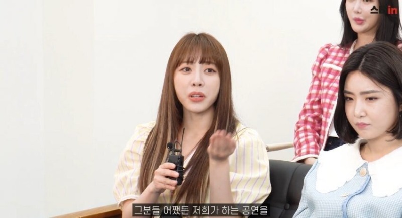 위병소 근무자 사인해주는 브레이브걸스.jpg (8).jpg