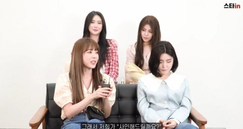 위병소 근무자 사인해주는 브레이브걸스.jpg (11).jpg