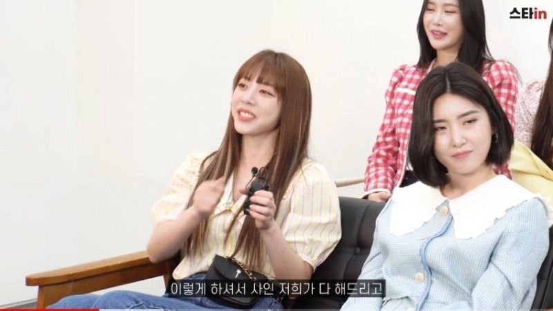 위병소 근무자 사인해주는 브레이브걸스.jpg (13).jpg