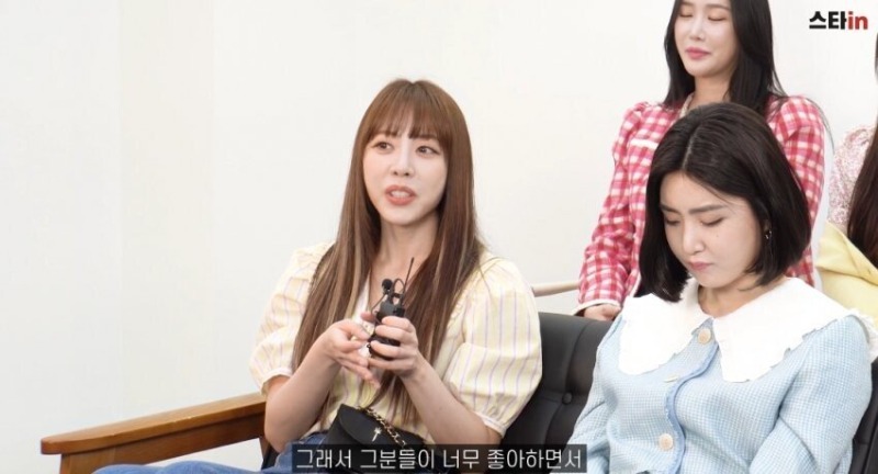 위병소 근무자 사인해주는 브레이브걸스.jpg (12).jpg