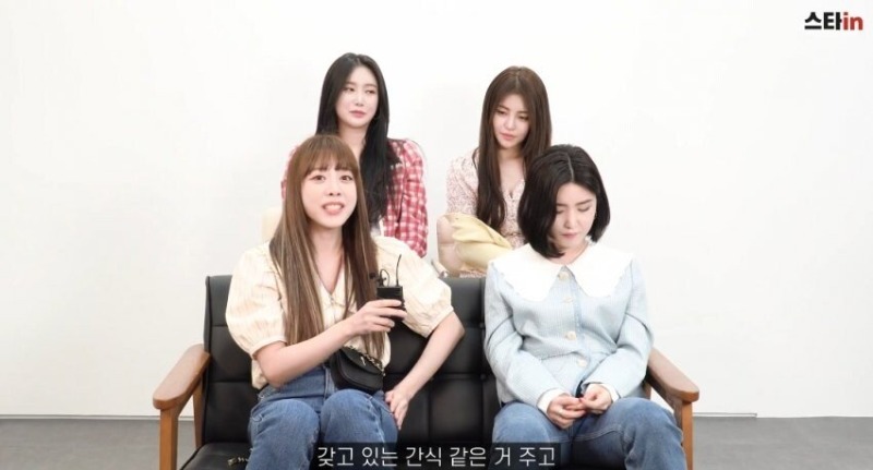 위병소 근무자 사인해주는 브레이브걸스.jpg (14).jpg