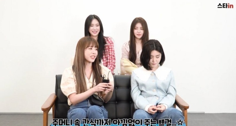 위병소 근무자 사인해주는 브레이브걸스.jpg (15).jpg