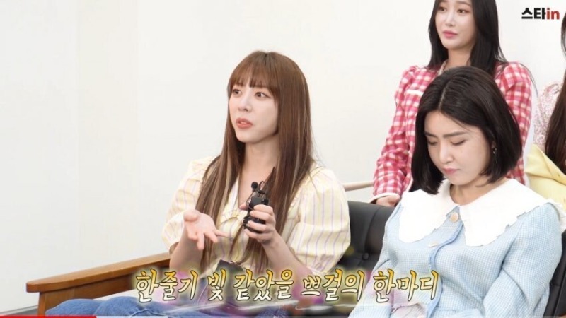 위병소 근무자 사인해주는 브레이브걸스.jpg (16).jpg