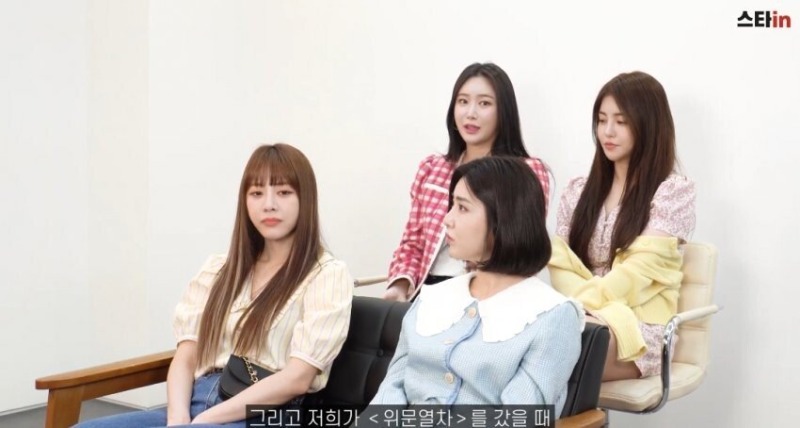 위병소 근무자 사인해주는 브레이브걸스.jpg.jpg