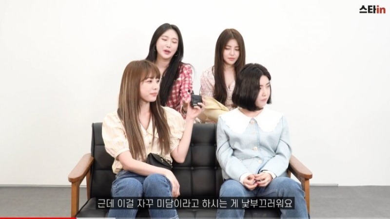 위병소 근무자 사인해주는 브레이브걸스.jpg (17).jpg