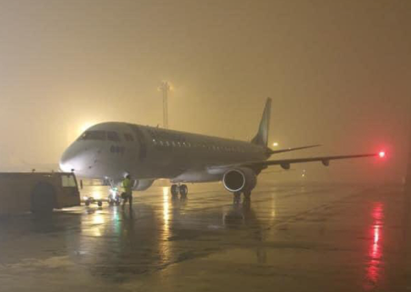 심한 안개로 국제선·국내선 수십편의 비행기가 착륙하지 못했던 노이바이 공항의 모습./사진=타인니엔 캡쳐