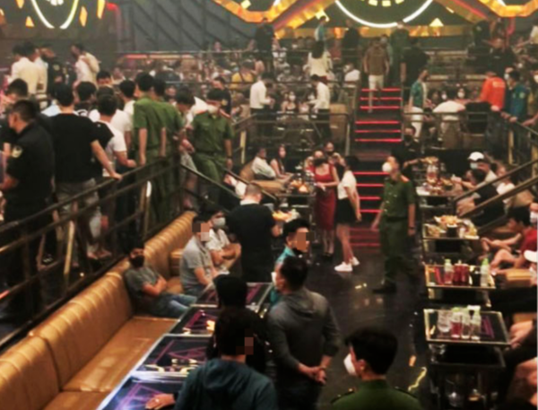 호치민 떤푸군 나이트클럽을 급습한 공안과 아수라장인 현장 모습 / 출처=베트남 코리아 타임즈