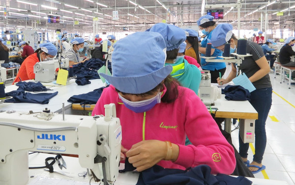 한 봉제공장에서 근무하는 근로자의 모습/출처=VN익스프레스