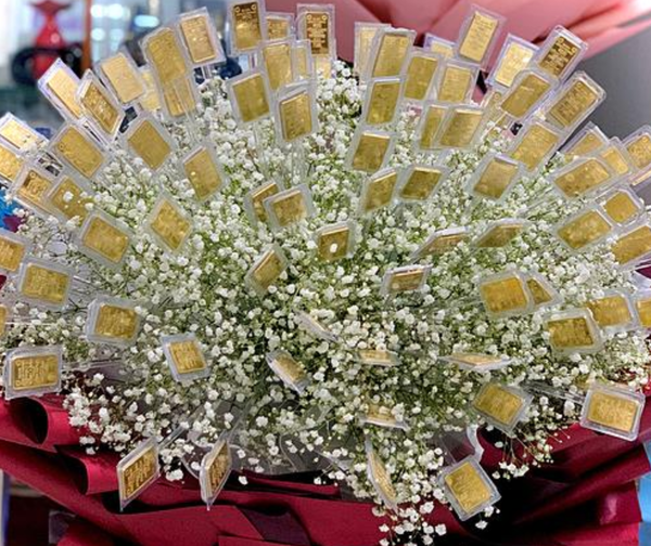 약 4㎏ 상당의 순금이 들어간 베트남 여성의 날 꽃다발 [VN익스프레스 사이트 캡처. 재판매 및 DB 금지]