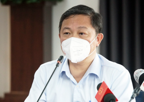 확산을 우려해, 오렌지존 13곳의 술집등 영업 제한을 공식 발표한 즈엉안덕 인민위 부위원장 모습 / 출처=VN익스프레스