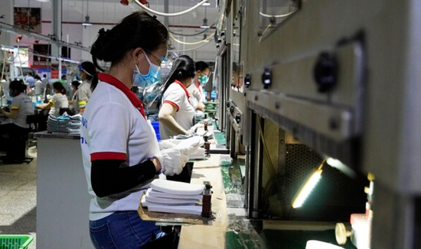 롱안(Long An)성에 소재한 신발 제조공장에서 근무중인 직원들 / 출처 : 베트남 코리아 타임즈