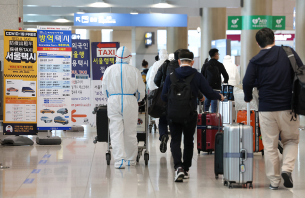 지난 11일 오후 인천국제공항 제1터미널에서 해외 입국자들이 이동하고 있다. / 연합뉴스