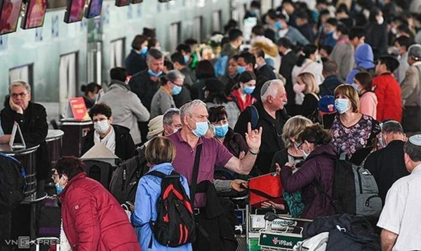 지난 2020년 3월 하노이 노이바이공항의 외국인 방문객들 (사진=연합뉴스/VN익스프레스 사이트 캡쳐)