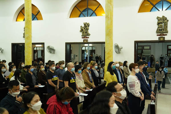 지난 3월 27일 하노이 타이 하 성당에서 열린 우크라이나 평화 기원 미사. 약 1000여명의 베트남인이 참석했다. / 주베트남 우크라이나 대사관 페이스북 갈무리