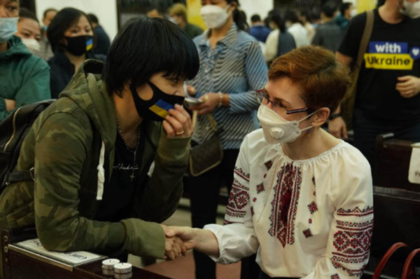 지난 3월 27일 하노이 타이 하 성당에서 열린 우크라이나 평화 기원 미사. 베트남 참석자가 우크라이나 나탈리아 진키나 대사 대리에게 악수를 건네며 말을 하고 있다. / 주베트남 우크라이나 대사관 페이스북 공식계정