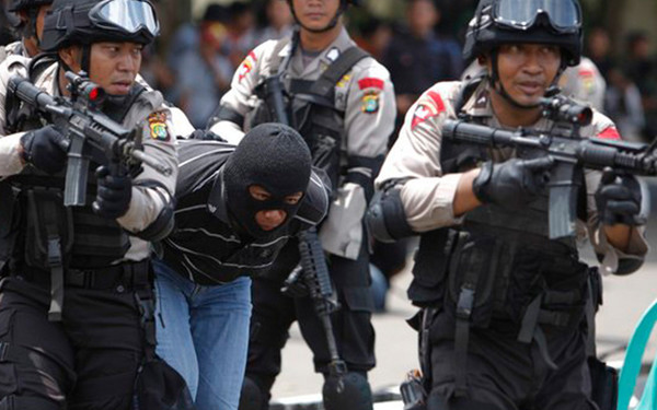 인도네시아 대터러 특수부대 대원들이 한 테러 용의자를 검거하고 있는 모습(사진은 기사내용과 관련 없음)