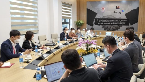 ▲ KT와 베트남 하노이의대 관계자들이 베트남 하노이의대에서 만성 공동 연구에 대한 협의를 하고 있다. [사진 제공 = KT]