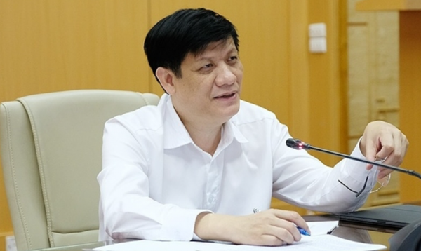 베트남의 진단키트 폭리사건인 ‘비엣아 비리’에 응웬 탄 롱 보건부 장관 등 수십명의 고위공무원들이 대거 연루돼 큰 파장이 일고있다. 장관 포함 모든 연루자들은 당에서 중징계를 피할수 없을것으로 예상된다. (사진=vnexpress)