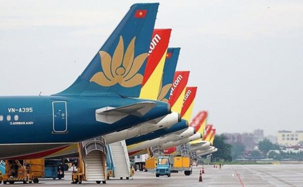 지난해 12월 베트남 수도 하노이의 노이바이 국제공항에 이륙을 준비 중인 비행기들이 줄 지어 서 있다. / 하노이타임스 캡처