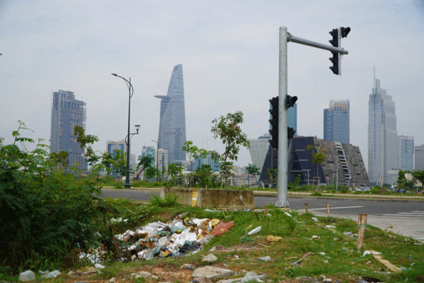 쓰레기가 넘쳐나는 투티엠 도시 공터의 모습/출처=Zing뉴스