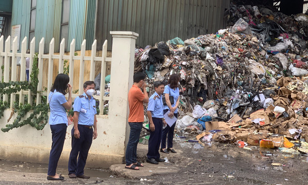 밀수입 물품 폐기를 감독하는 위원회 직원들의 모습.