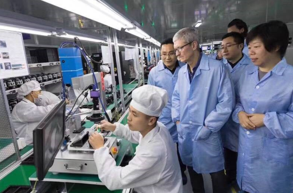 애플의 팀쿡 CEO가 폭스콘의 한 대표 생산 시설을 방문중인 모습 / 출처=베트남 코리아 타임즈