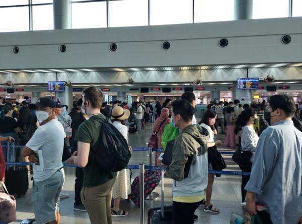 여름 휴가 승객들로 붐비는 호치민 공항 / 출처=베트남 코리아 타임즈
