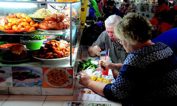 베트남의 한 시장에서 현지 음식을 즐기고 있는 외국인의 모습 / 출처=VN익스프레스