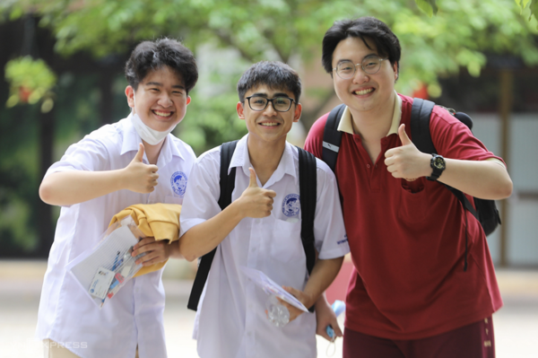 7월 7일 오전 호찌민시의 수험생들이 고등학교 졸업 시험인 문학 시험을 마친 후 수험생들이 기뻐하고 있다.