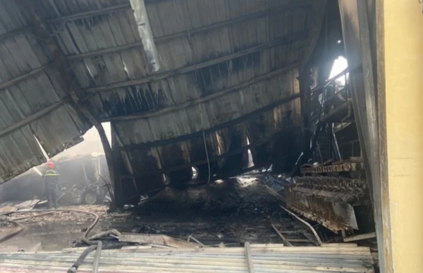 공장 전체가 화재 피해를 입은 것으로 전해진다. 3시간에 걸친 화재 진압 후 불에 타 무너져 버린 공장의 현장 모습 / 출처=VOV