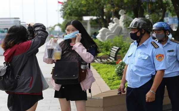 베트남 하노이시가 확진자가 7배로 급속히 증가하자 '마스크 착용 의무화'를 다시 시행하고 있다.