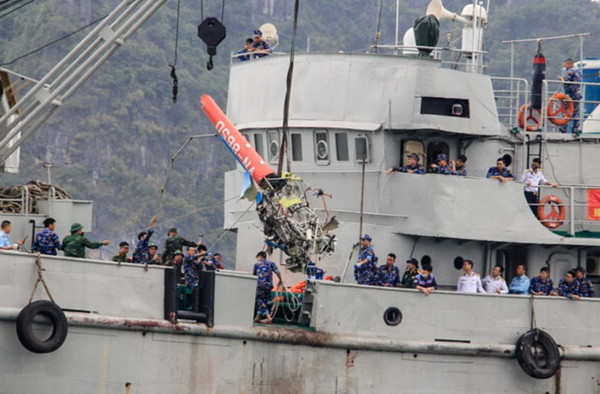 6일(목) 오전 7시 18분경 인양된 관광 헬기 잔해 / 출처=베트남코리아타임즈