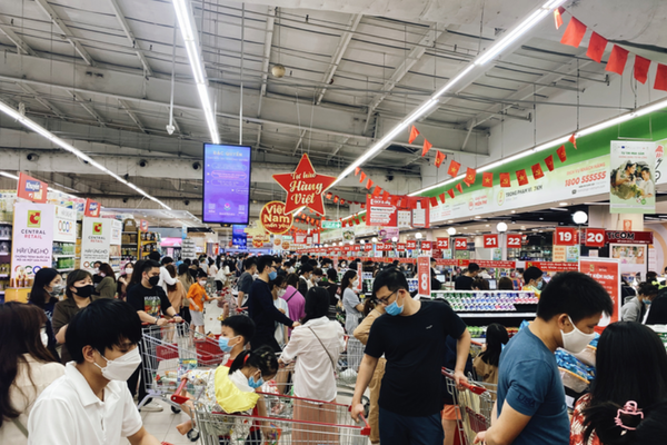 하노이의 한 도심 마트에서 '마스크 의무 착용' 을 시행하자 모두 마스크를 쓰고 장을 보는 시민들 / 출처=베트남 코리아 타임즈
