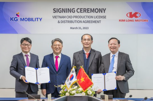왼쪽부터 KG모빌리티 정용원 대표이사와 곽재선 회장, 푸타그룹의 응웬 후 루안 회장과 마이 푸억 응에 사장(KG모빌리티 제공)