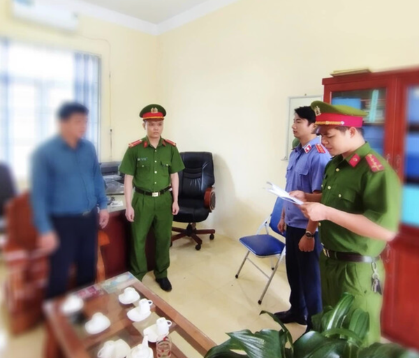 호아빈성 공안에 현장 체포된 중학교 교장 B씨. 즉각 수갑을 채우기 앞서 공안들이 체포영장을 낭독하고 있는 모습 / 사진=베트남 코리아 타임즈