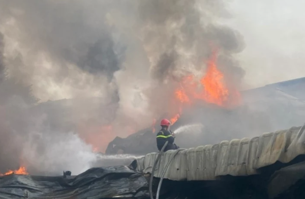 롱안성 소재 한국 가방 공장에 대형 화재로 베트남 소방 인력이 대거 투입된 것으로 확인됐다. 공장의 화재 모습과 진화중인 출동 소방대원 / 출처=베트남 코리아 타임즈