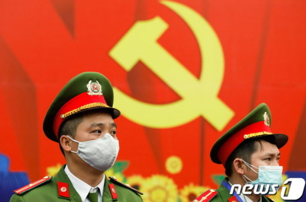 제13차 베트남 공산당 전국대표회의(전당대회)에서 경찰관들이 코로나19 예방 차원에서 마스크를 쓰고 경계를 서고 있다. 로이터=뉴스1