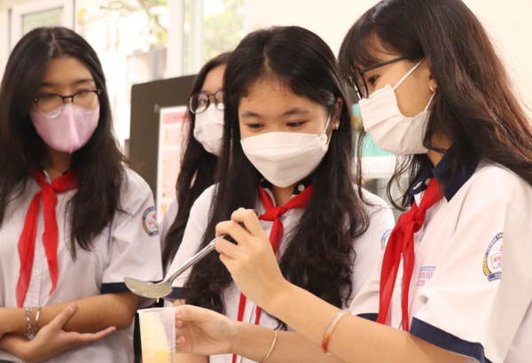 호치민시는 19일(목) 오후, 모든 학교 마스크 착용 의무화를 발표했다. 호치민의 한 일선 학교에서 학생들이 마스크를 착용한 모습 / 사진=뚜오이쩨