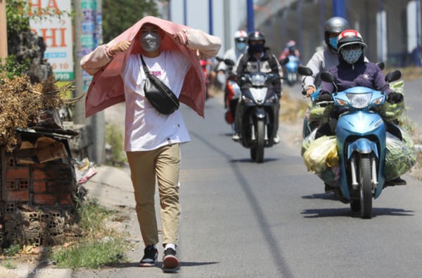 현지 베트남인들이 폭염에 얼굴을 가린채 이동하고 있는 모습 / 출처=베트남 코리아 타임즈