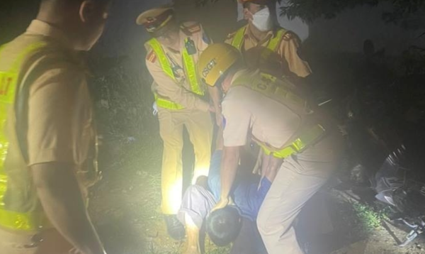 '음주 단속' 공안을 찌르고 검거된 69세 오토바이 운전자 [VN익스프레스 사이트 캡처. 재판매 및 DB 금지]