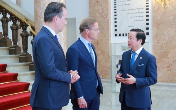 Deputy PM Ha meets with Prince Jaime de Bourbon de Parme, Climate Envoy of the Netherlands