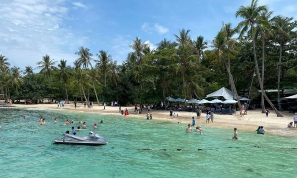 Tourists on a beach in Phu Quoc Island, April 30, 2023. Photo by Truong Phu Quoc