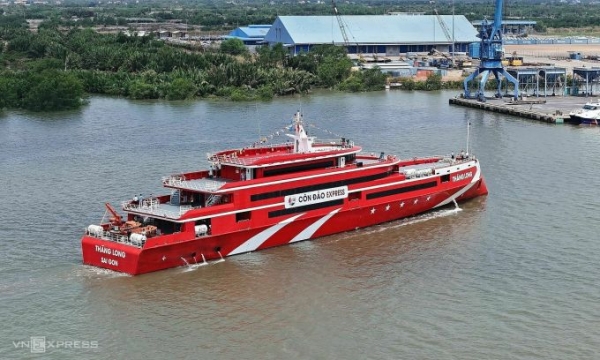 꼰다오행 고속페리가 13일 오전 호치민시 냐베현 히엡프억항에서 첫 출항하고 있다. 호치민-꼰다오 노선은 13일부터 주3회 격일 왕복운항된다. 히엡프억항에서는 오전 7시 출발하며, 꼰다오 벤덤항에서는 익일 오후 1시 출발해 호치민으로 돌아온다. (사진=VnExpress/Quynh Tran)